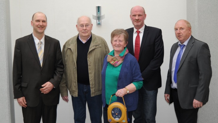 1004-bkr-gemeinde-berge-defibrillator-volksbank_full